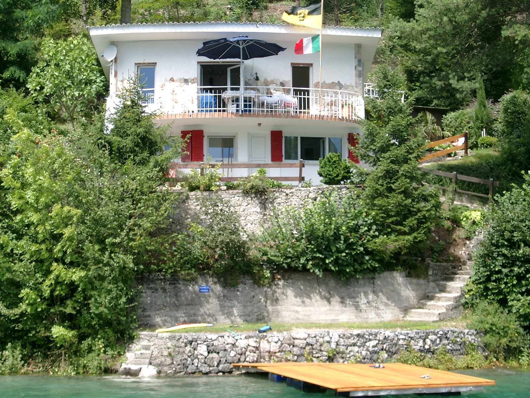 Villa Carina mit roten Fensterläden