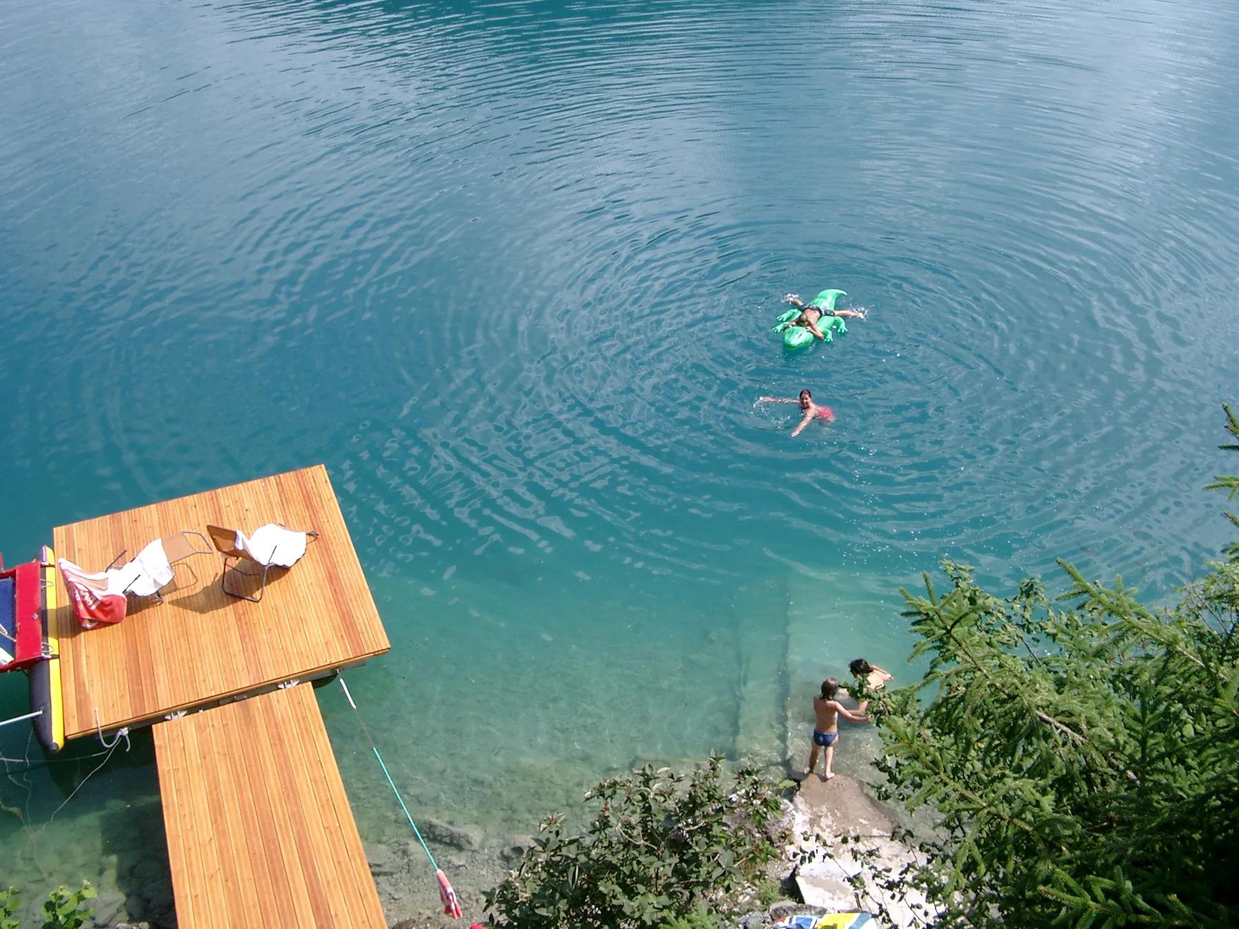 Ponton und Badezugang im klaren Wasser des Ledrosees