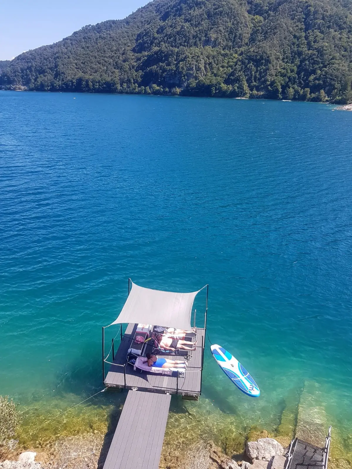 Neuer privater Ponton der Villa Carina am klaren Ledrosee