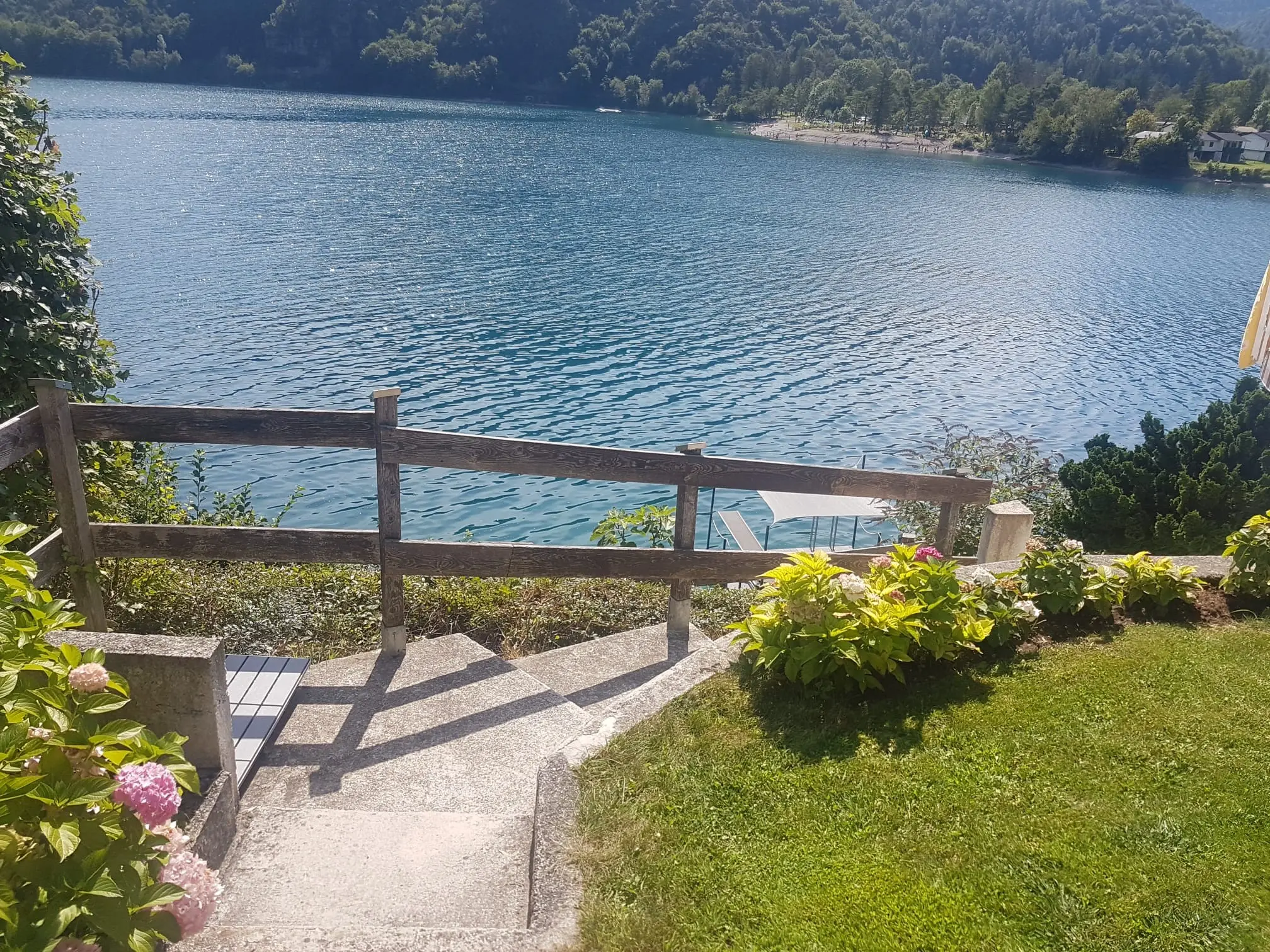 Privater Seezugang der Villa Carina mit Blick über den Ledrosee