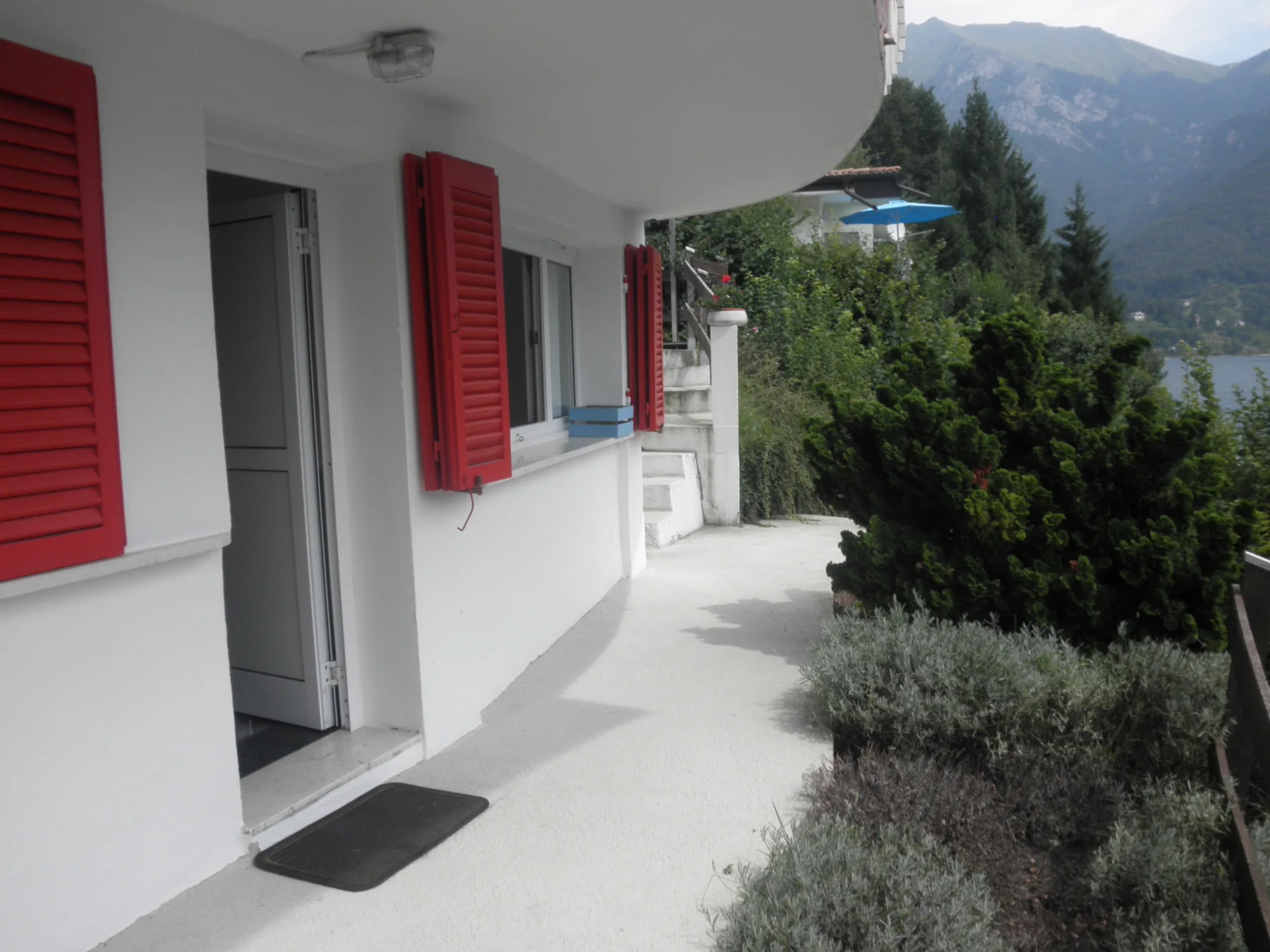 Terrasse der Villa Carina mit roten Fensterläden